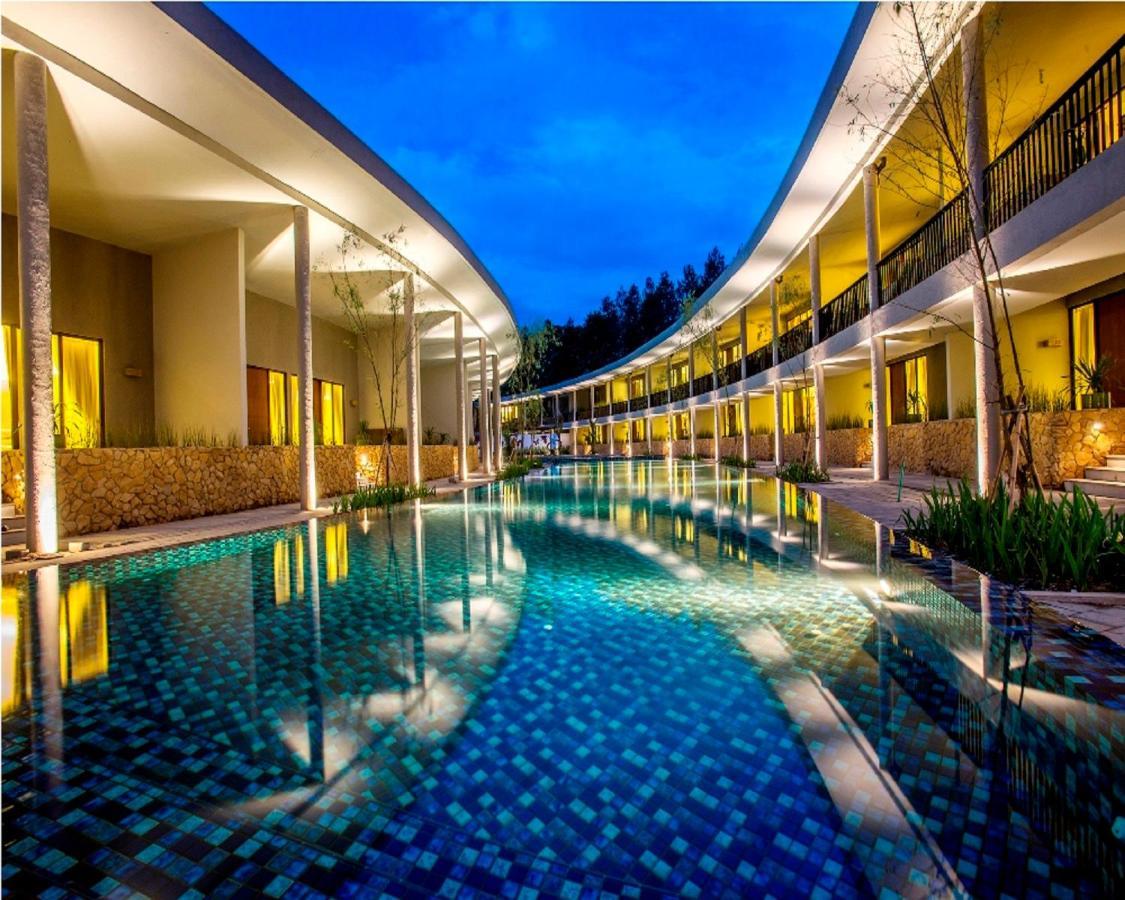 Hotel Neo+ Green Savana Sentul City Bogor Esterno foto