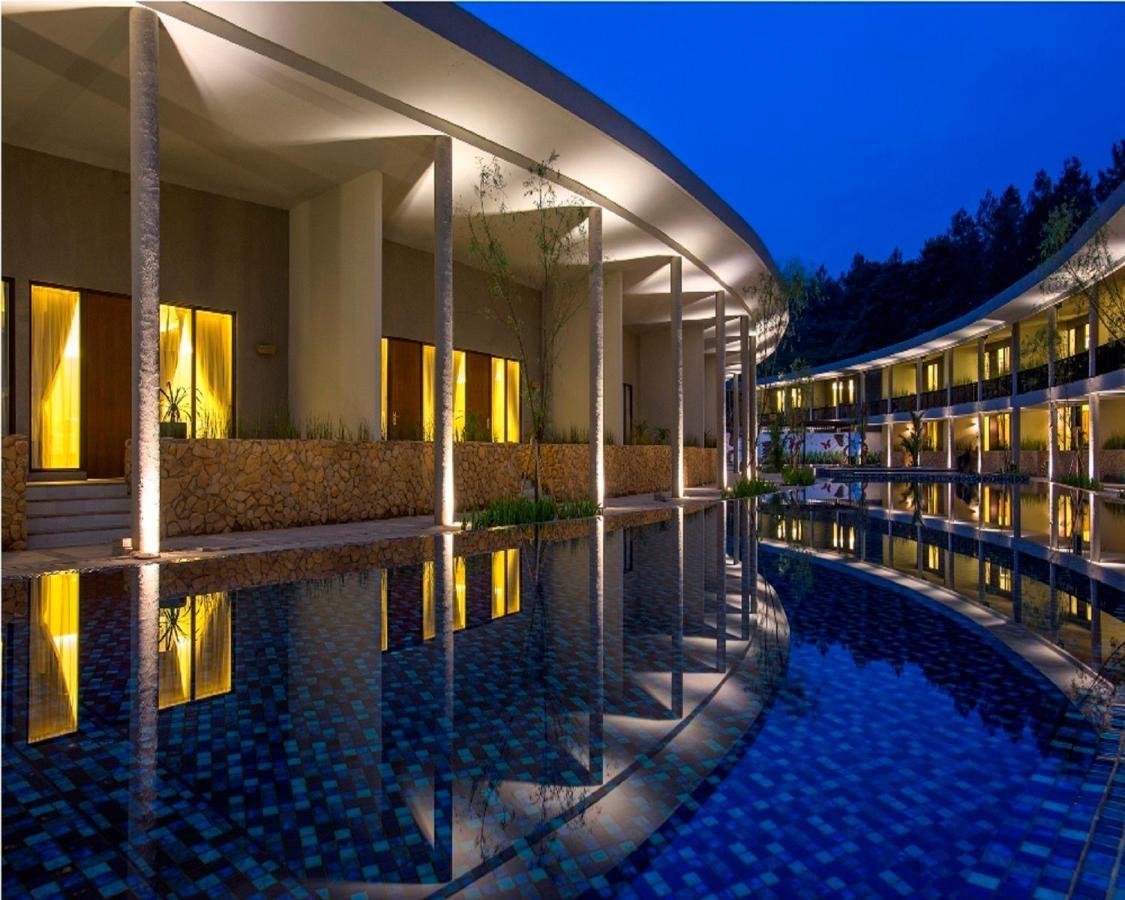 Hotel Neo+ Green Savana Sentul City Bogor Esterno foto