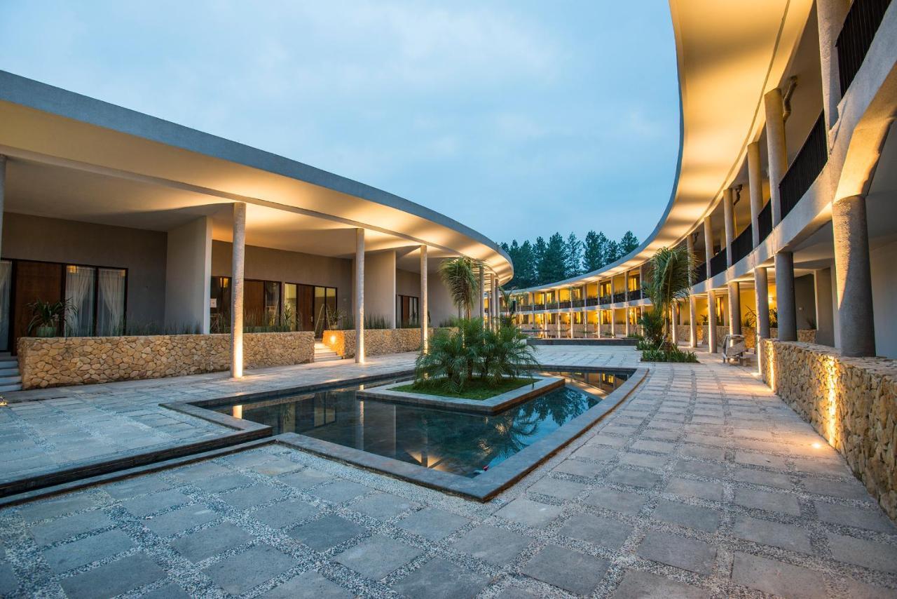 Hotel Neo+ Green Savana Sentul City Bogor Esterno foto