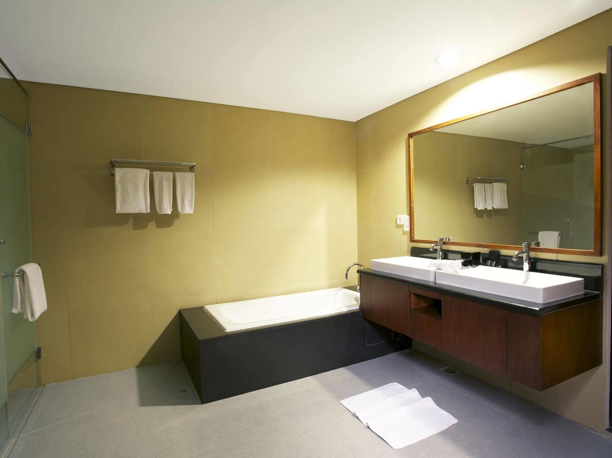 Hotel Neo+ Green Savana Sentul City Bogor Esterno foto