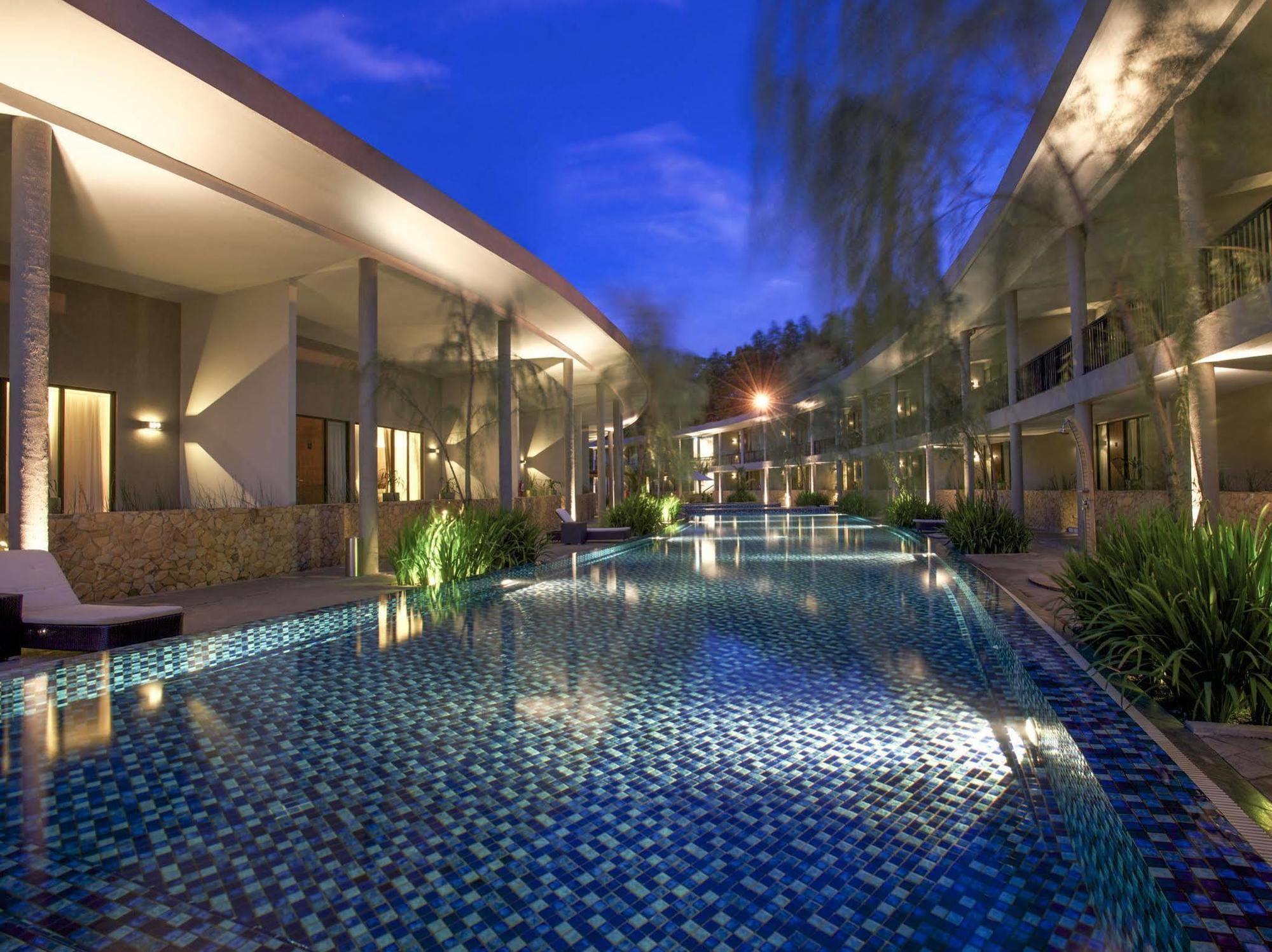 Hotel Neo+ Green Savana Sentul City Bogor Esterno foto