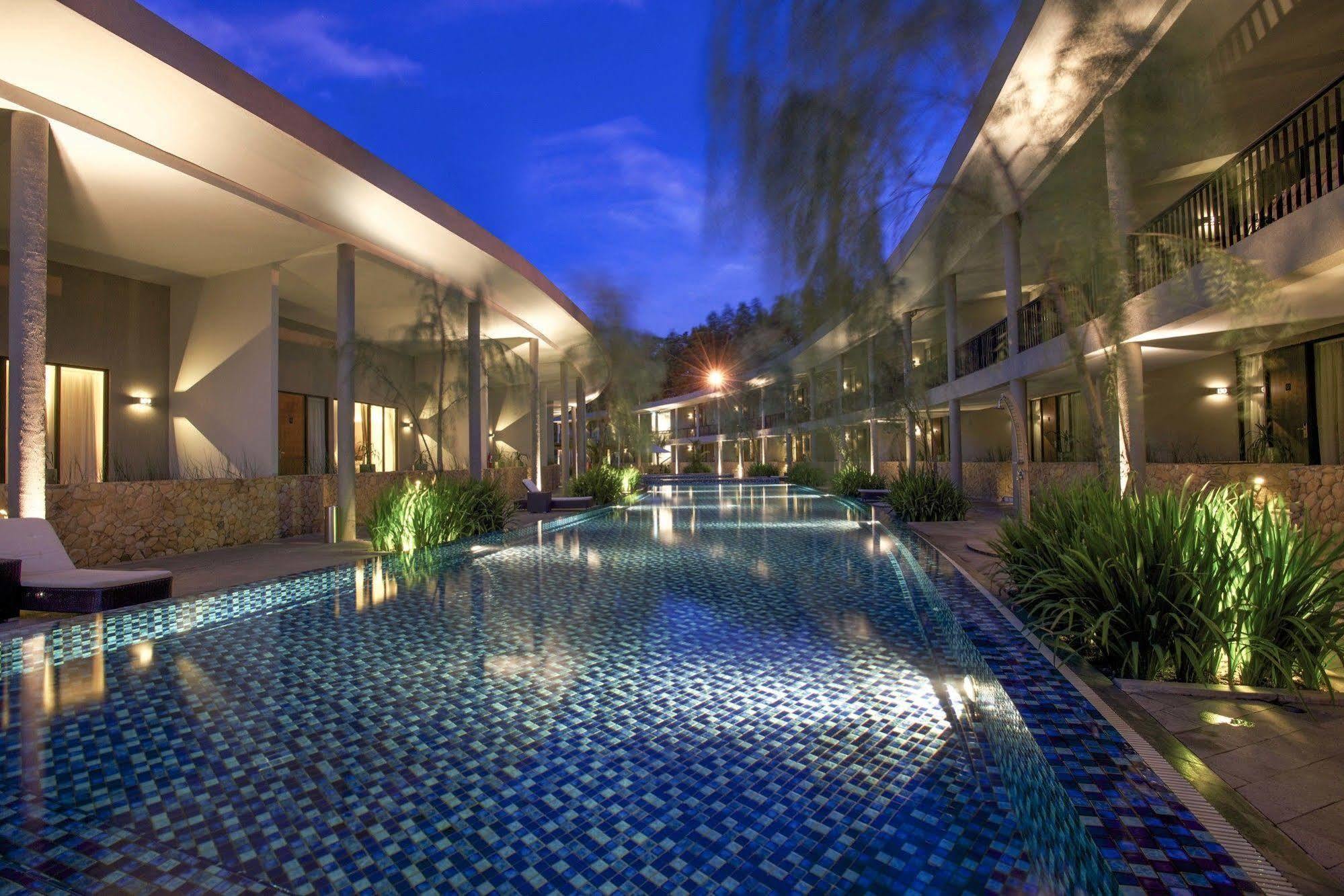 Hotel Neo+ Green Savana Sentul City Bogor Esterno foto